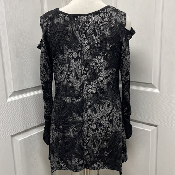 Fashque Studio Cold Shoulder Black Glitter Paisley Tunic 1X - Picture 5 of 8